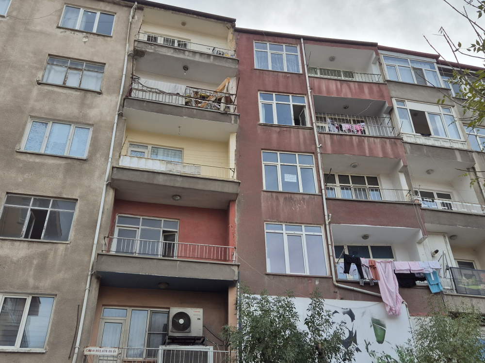 NİĞDE’DE 19 YAŞINDAKİ GENÇ KIZ 5. KATTAN DÜŞEREK HAYATINI KAYBETTİ