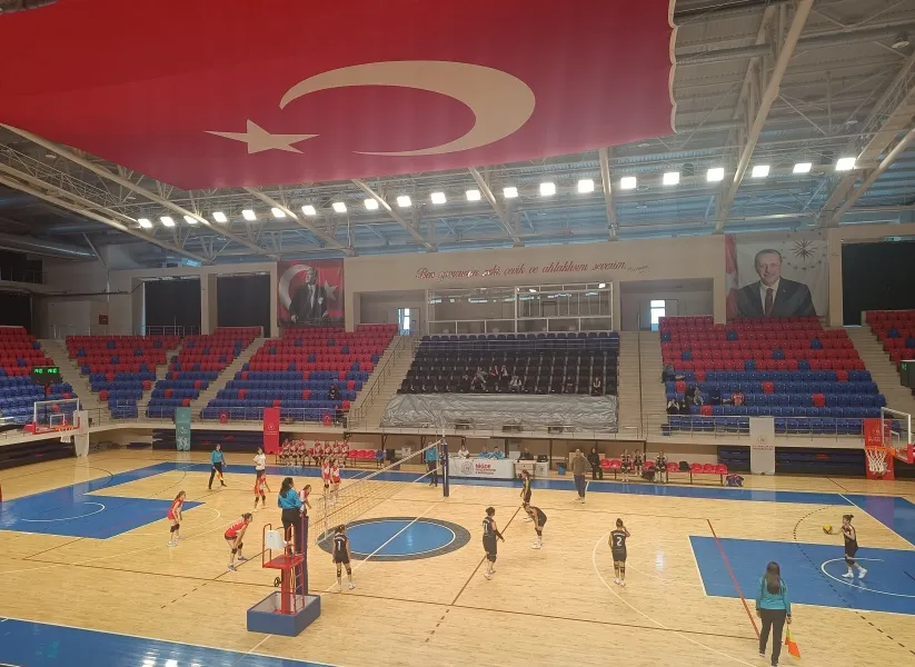 NİĞDE’DE GENÇLER SAHAYA VE MİNDERE ÇIKTI