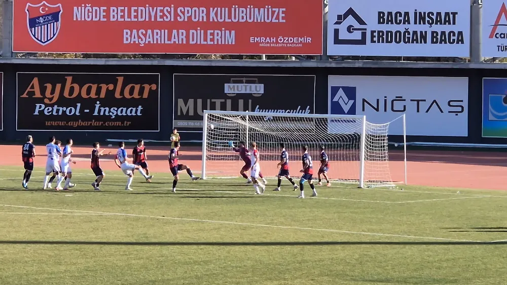 NİĞDE BELEDİYESPOR EVİNDE ERKEN GOLLE ÖNE GEÇTİ