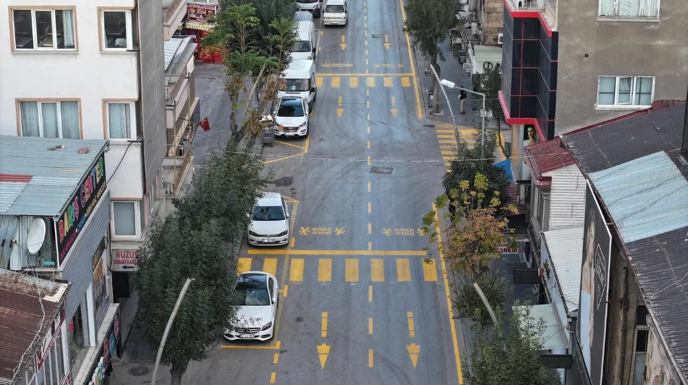 İSTASYON CADDESİ’NDE YOL ÇİZGİLERİ YENİLENDİ