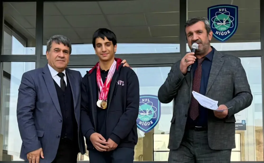 NİĞDE’NİN GENÇ SPORCUSU HAVUZDA FIRTINA GİBİ ESTİ           