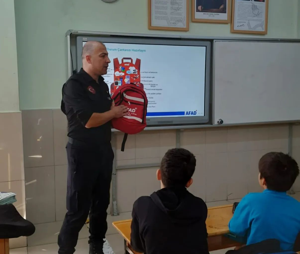 NİĞDE’DE ÖĞRENCİLERE AFET FARKINDALIK EĞİTİMİ VERİLDİ