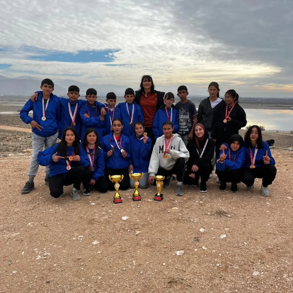   NİĞDE ÇİFTLİK’TEN OKUL SPORLARINDA ÇİFTE ŞAMPİYONLUK