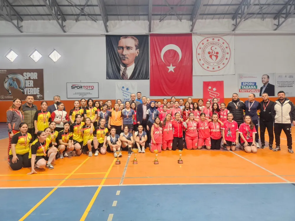    NİĞDE’DE YILDIZ KIZLAR HENTBOL MÜSABAKALARI TAMAMLANDI