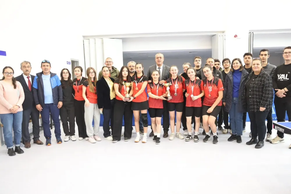    NİĞDE’DE GENÇ KIZLAR OKULLAR ARASI MASA TENİSİNDE YARIŞTI