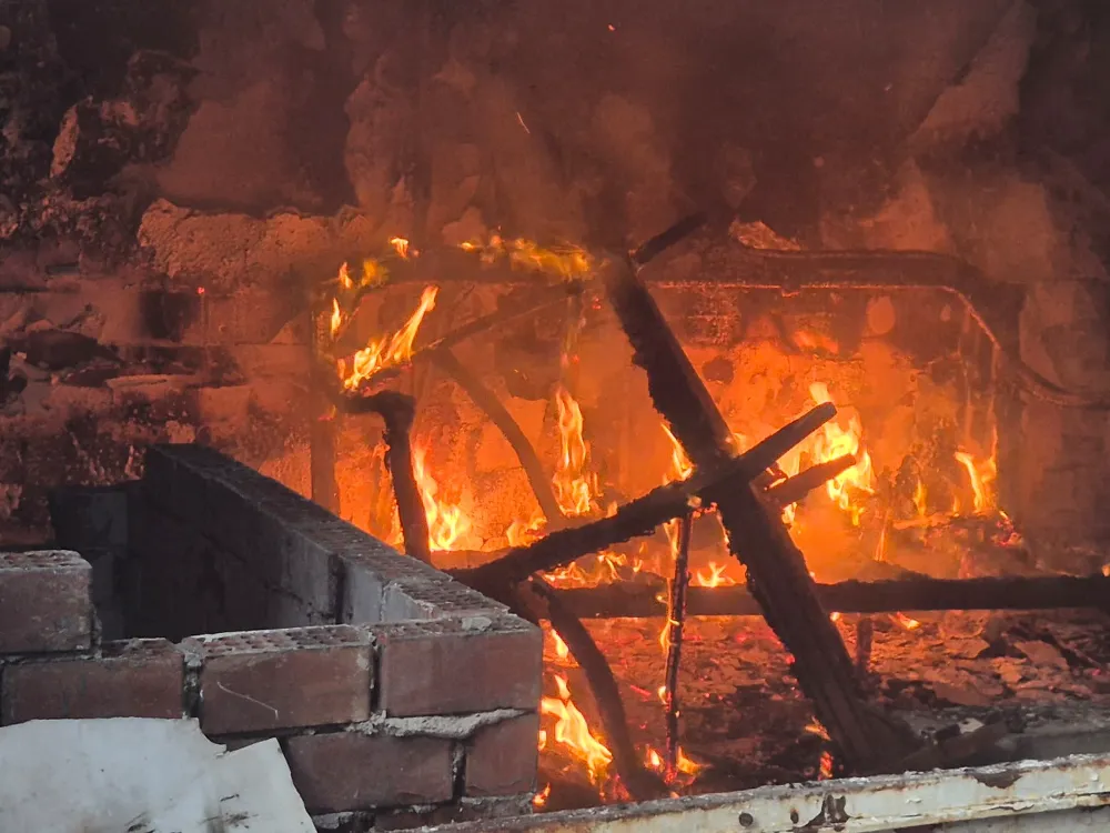 NİĞDE’DE PAŞAKABI CADDESİ’NDE METRUK BİNADA YANGIN ÇIKTI