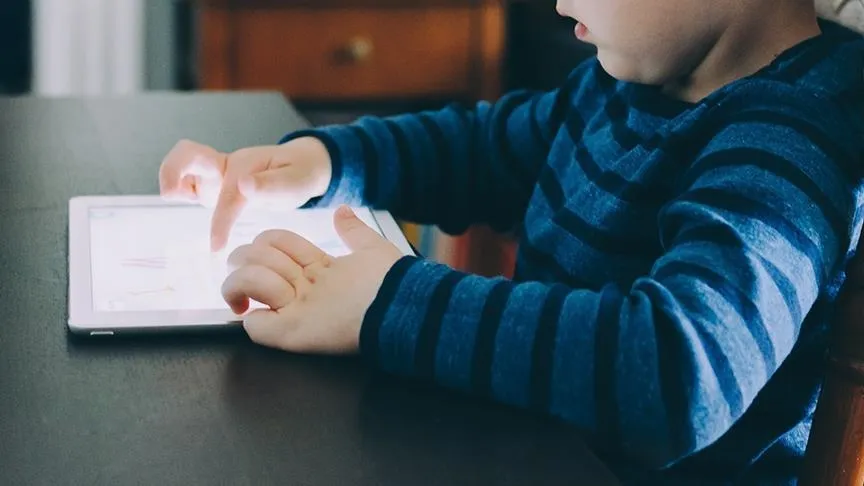 ÇOCUKLARA YÖNELİK ZARARLI SOSYAL MEDYA İÇERİKLERİ MAHKEME KARARI OLMADAN KALDIRILABİLECEK