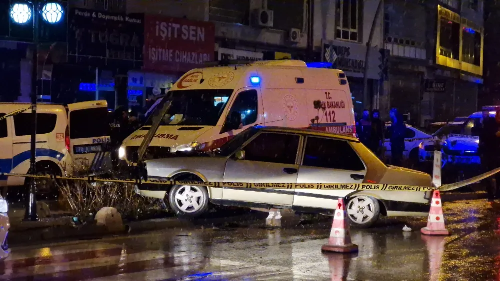 Kaza yapan alkollü sürücü, bindirildiği ekip otosunda silahla kendini vurdu