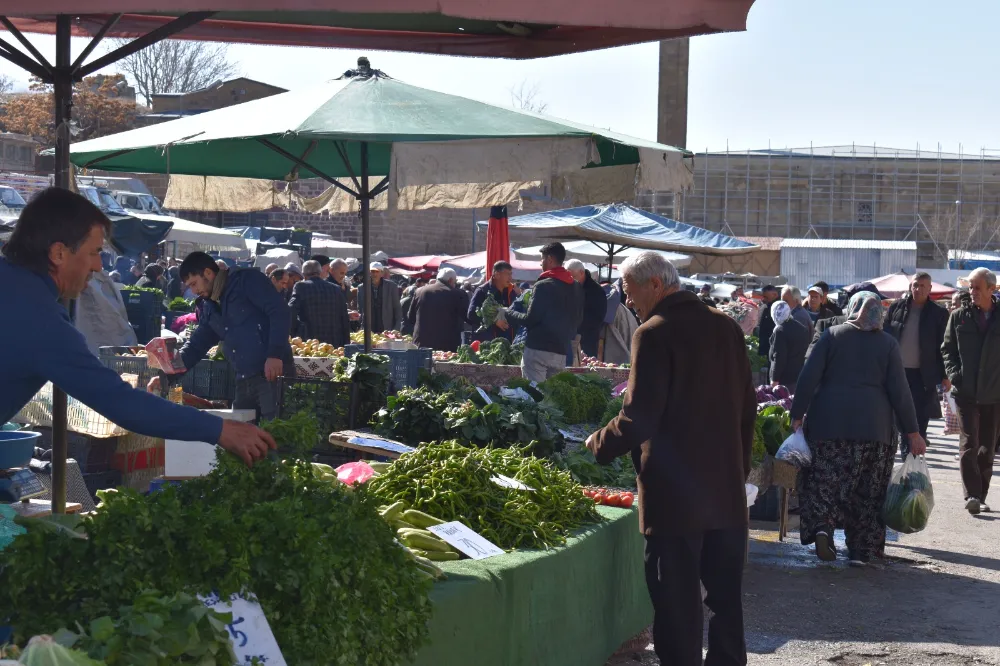 Niğde’de Ramazan Bereketi Perşembe Pazarında Yoğunluk Yaşanıyor