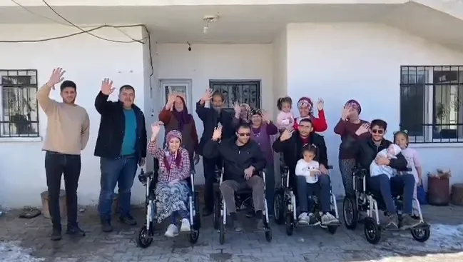 Kula Köyü’nde Umut Yeşerdi 4 Kardeşe Akülü Sandalye Desteği (VİDEO HABER)