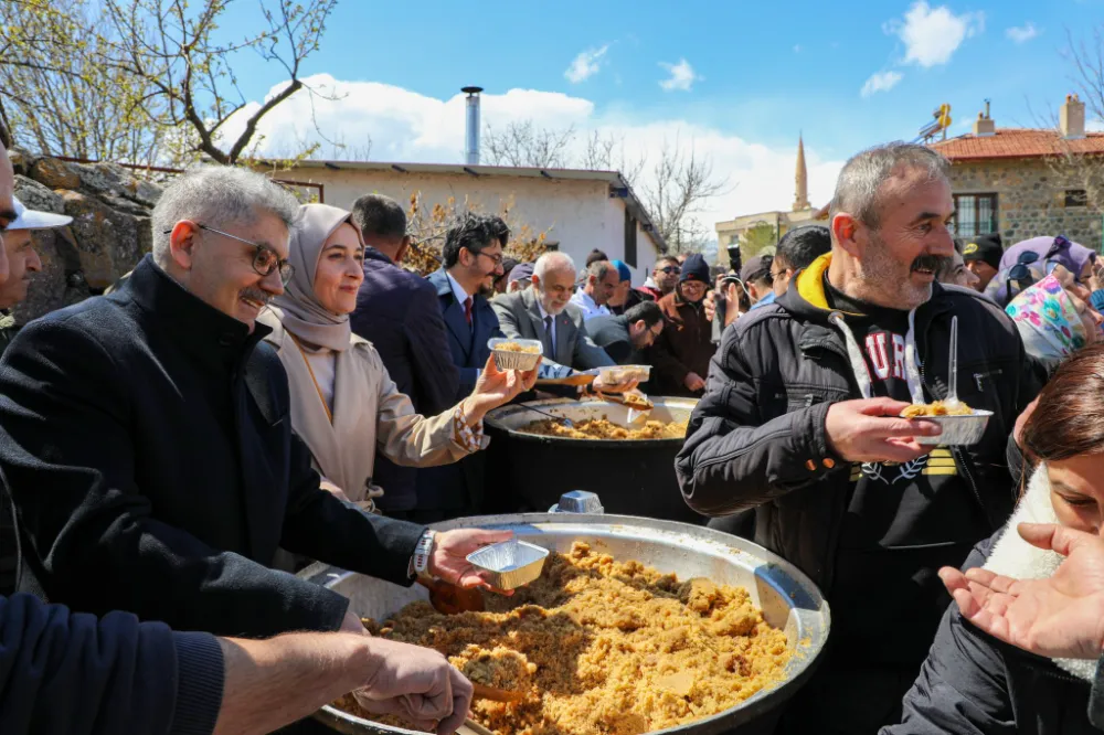 YEŞİLBURÇ KÖYÜ’NDE GELENEKSEL HELVA ŞENLİĞİ COŞKUYLA KUTLANDI