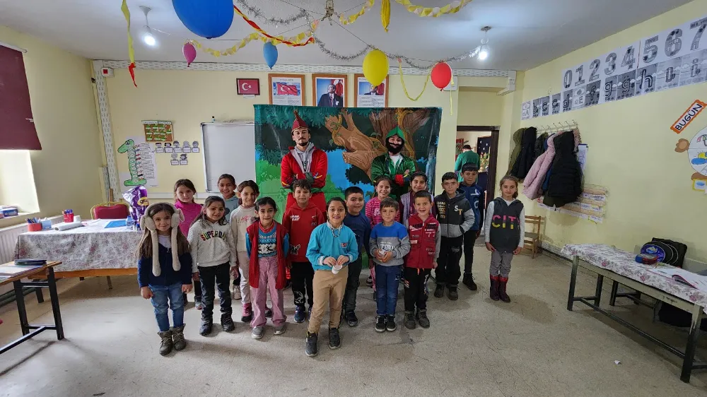 MİNİKLER TİYATRO İLE BULUŞUYOR