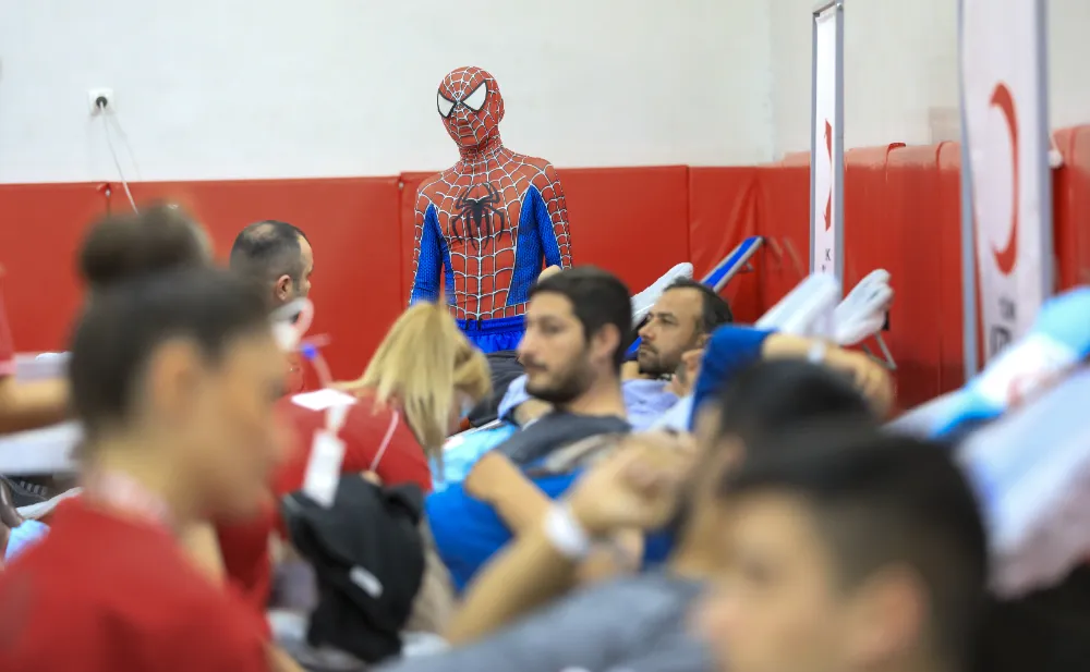  KAN BAĞIŞINA ÖRÜMCEK ADAM DESTEĞİ