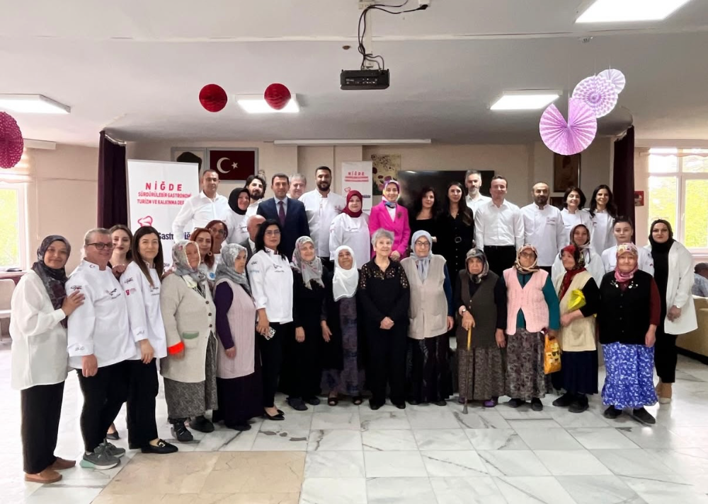 ANNELER GÜNÜ’NDE HUZUREVİNDE ANLAMLI BULUŞMA