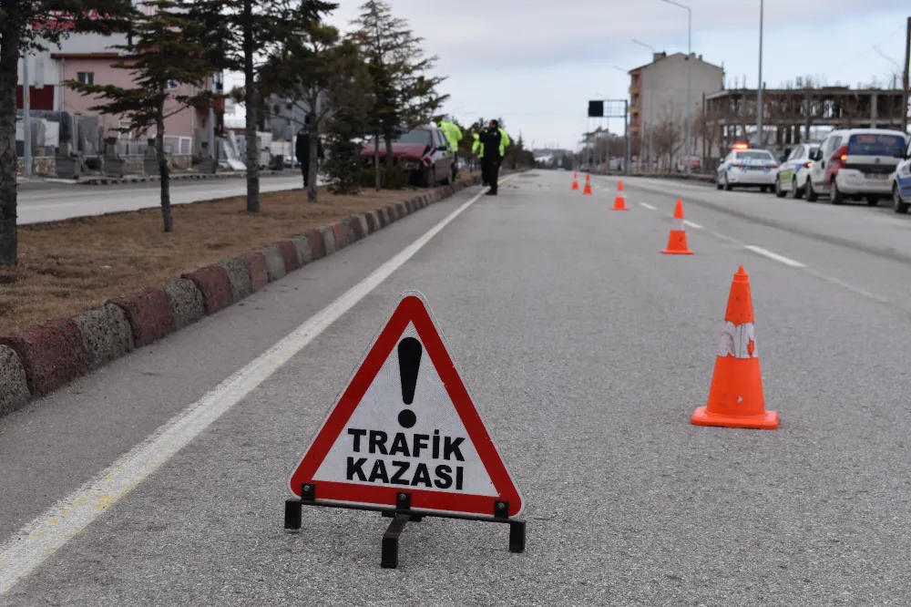 NİĞDE’DE OTOMOBİL TRAKTÖRE ÇARPTI 1 AĞIR YARALI