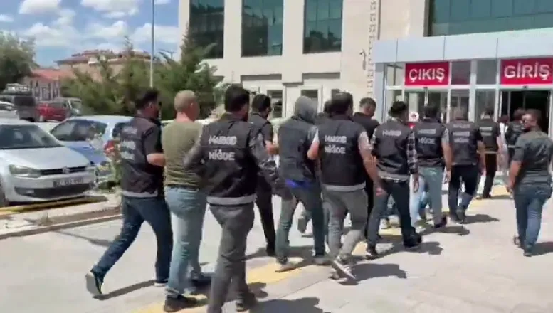 NİĞDE’DE ARANAN ŞAHISLARA YÖNELİK EŞ ZAMANLI OPERASYON: 9 KİŞİ YAKALANDI