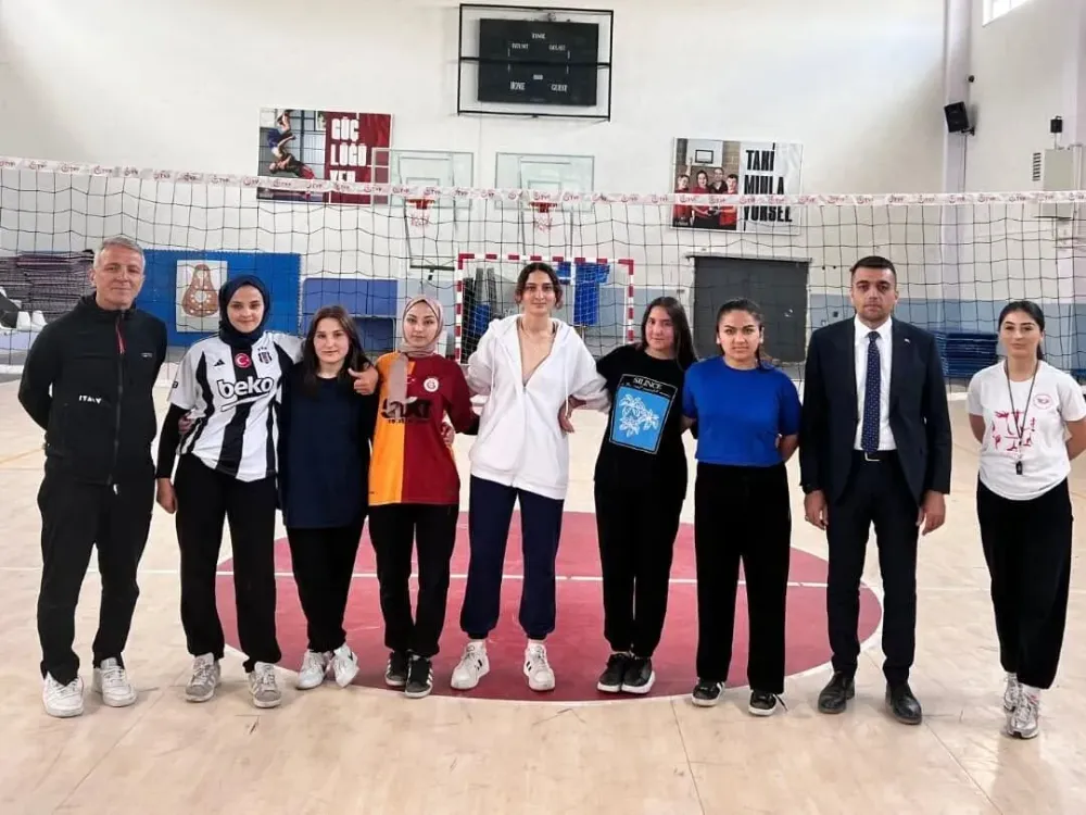GENÇLER SAHADA, COŞKU ZİRVEDE: ALTUNHİSAR’DA VOLEYBOL RÜZGARI