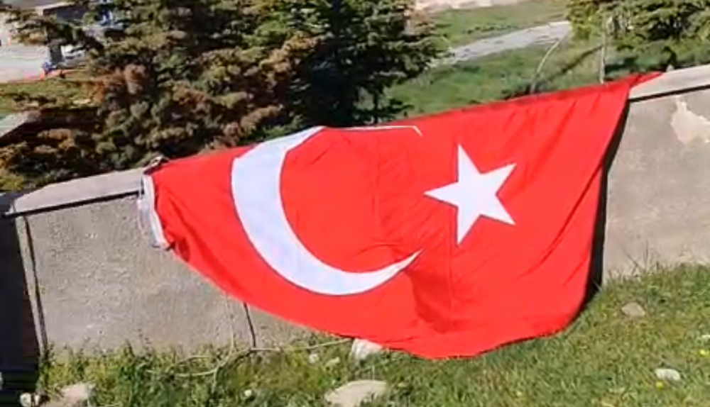 Yere Düşen Türk Bayrağı İçin: Vatandaş Yetkililere Seslendi