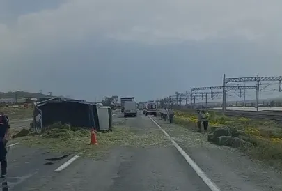 SAMAN YÜKLÜ KAMYON DEVRİLDİ: YARALILAR VAR
