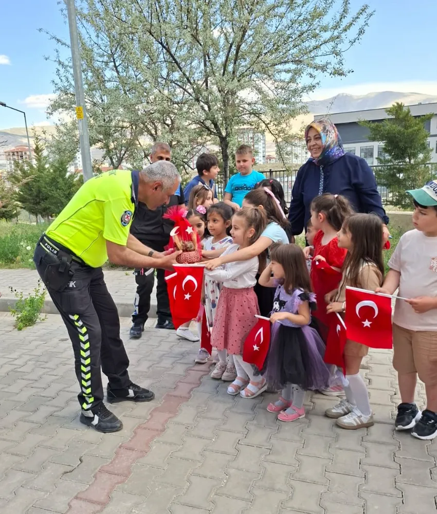 ÖĞRENCİLERE GÜVENLİK VE TRAFİK BİLİNCİ AŞILANDI