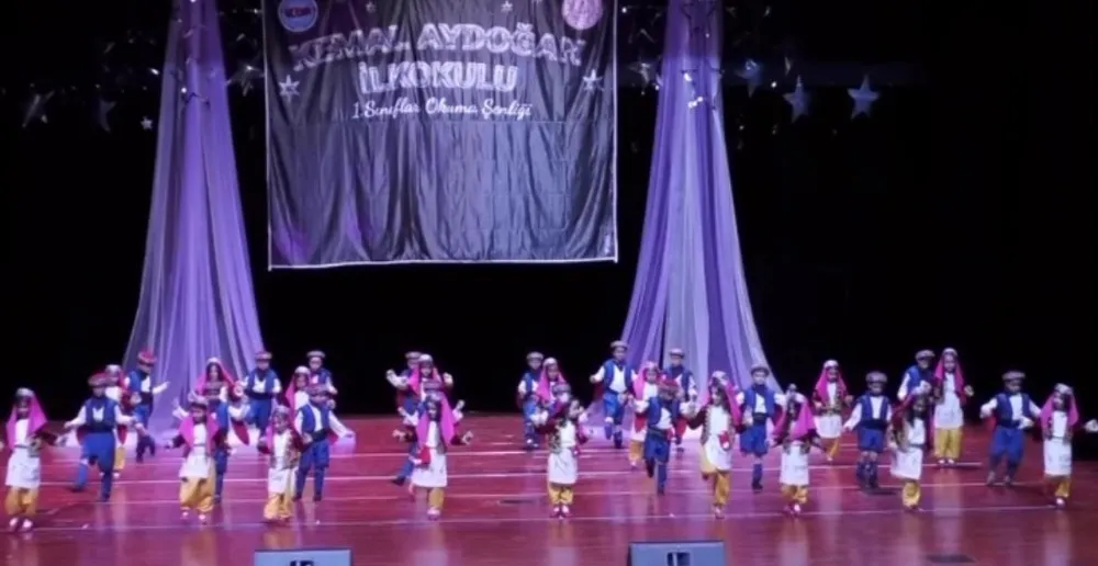 KEMAL AYDOĞAN İLKOKULU ÖĞRENCİLERİ SAHNEDE