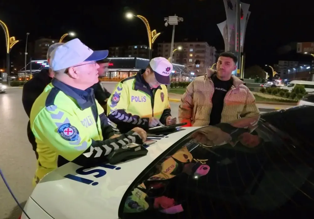 “KABURGASIZ” DEDİ, BOYDAN POZ VERDİ, CEZA MAKBUZU İMZALADI