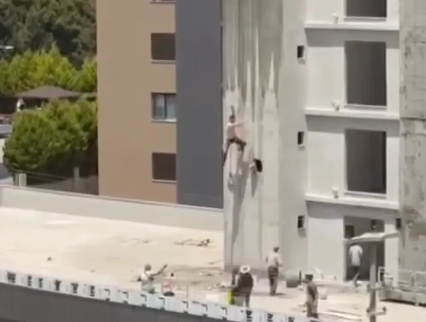 İNŞAAT İŞÇİSİ EMNİYET HALATINDA ASILI KALDI