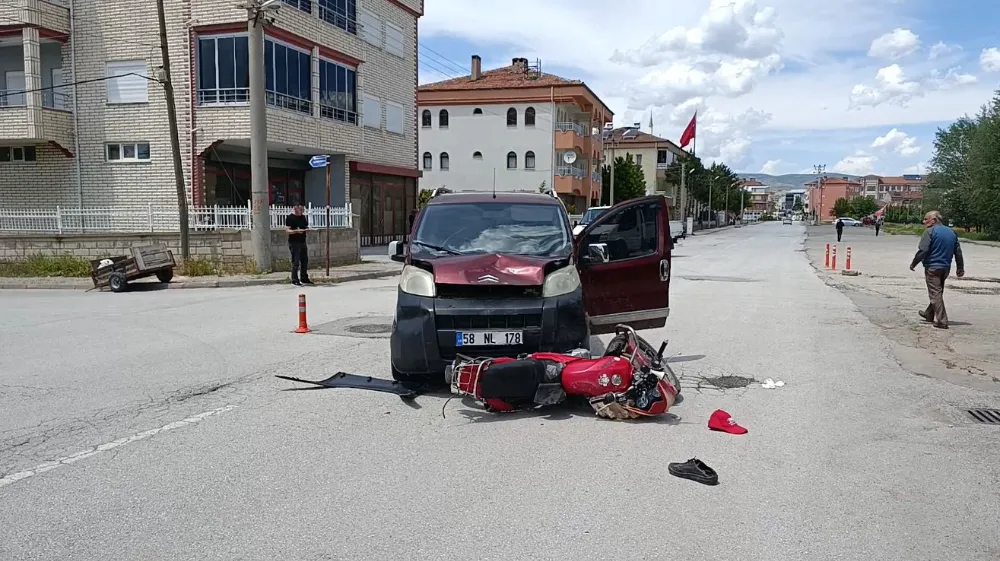 HAFİF TİCARİ ARAÇ İLE MOTOSİKLET ÇARPIŞTI: 7 YARALI