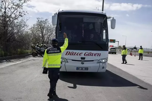 JANDARMA SİVİL EKİPLERİ, ŞEHİRLERARASI OTOBÜSLERDE TRAFİK DENETİMİ YAPIYOR