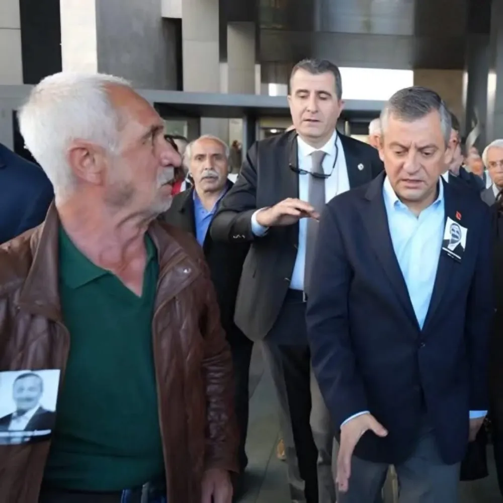  Özgür Özel, Atatürk Kültür Merkezi Çıkışında Saldırıya Uğradı