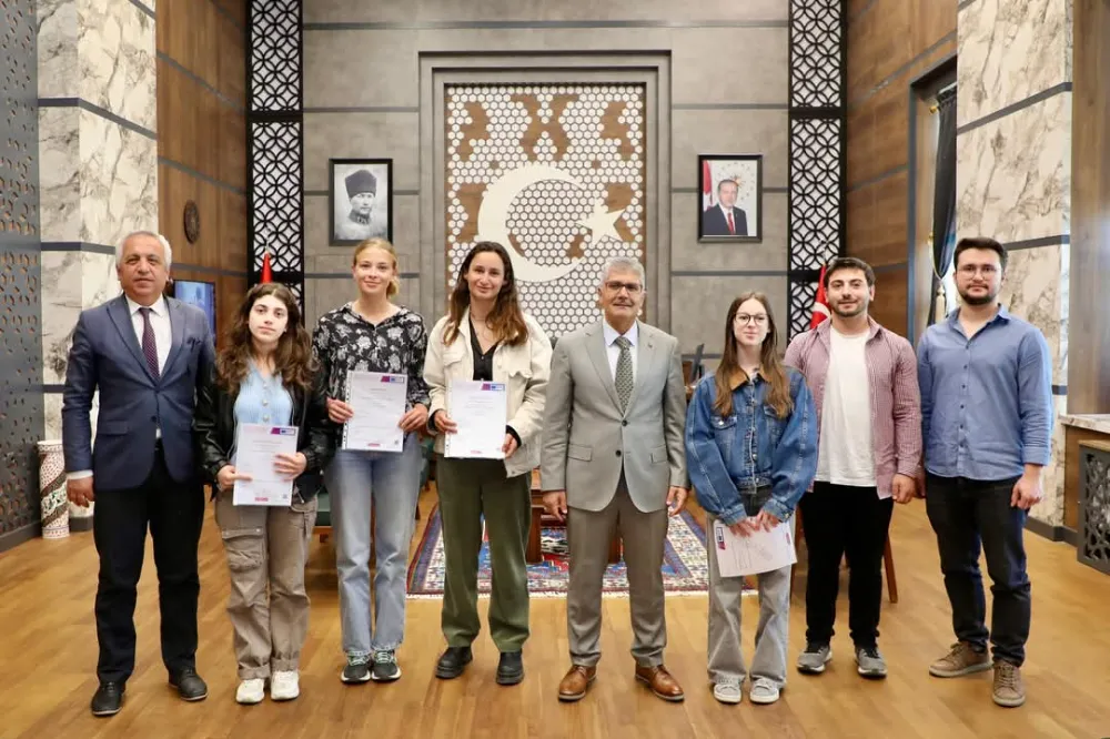 NİĞDE’DE ULUSLARARASI GÖNÜLLÜLERE SERTİFİKA TAKDİMİ