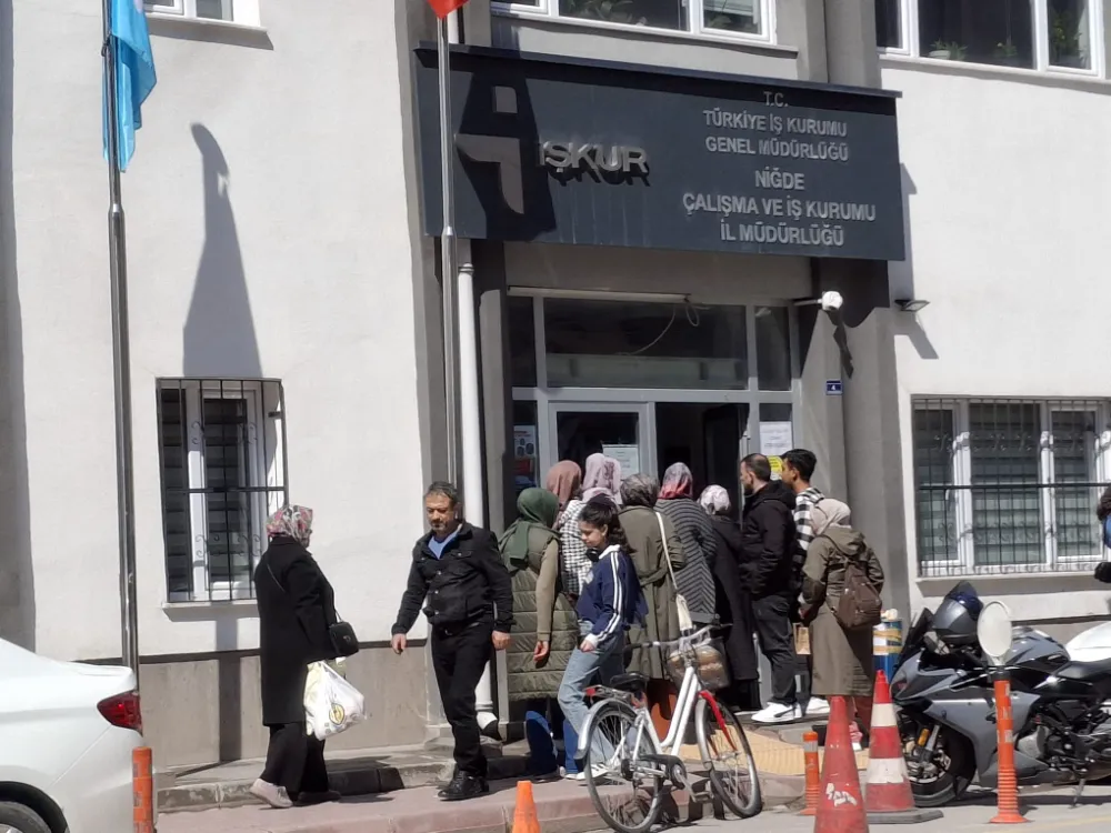 NİĞDE İŞKUR ÖNÜNDE YOĞUNLUK BAŞLADI
