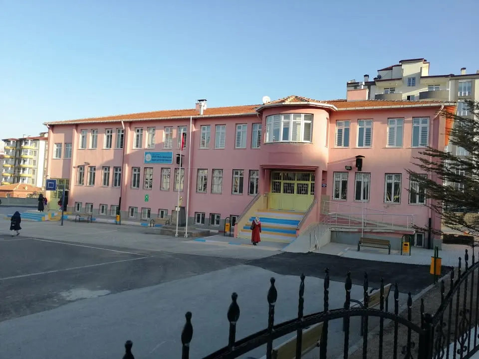 ŞEHİT POLİS OKAN ACAR İSMİYLE YENİ DÜZENLEME: ECEMİŞ İLKOKULU NORMAL EĞİTİME GEÇTİ