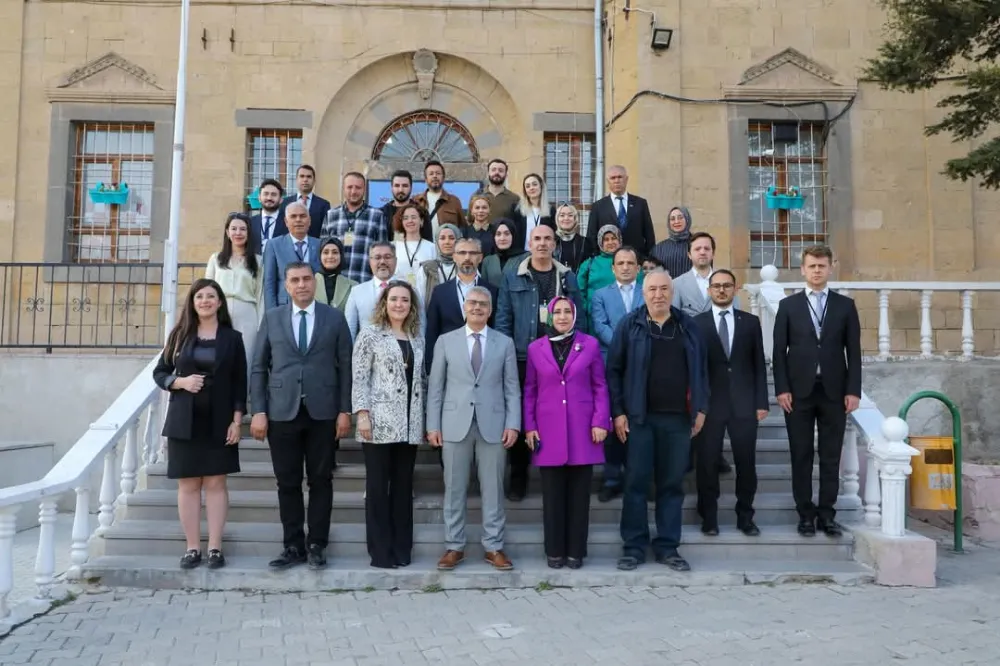 NİĞDE’DE ÖĞRETMEN VE AKADEMİSYENLER TARİHİ ŞAHSİYETLERİ KONUŞTU