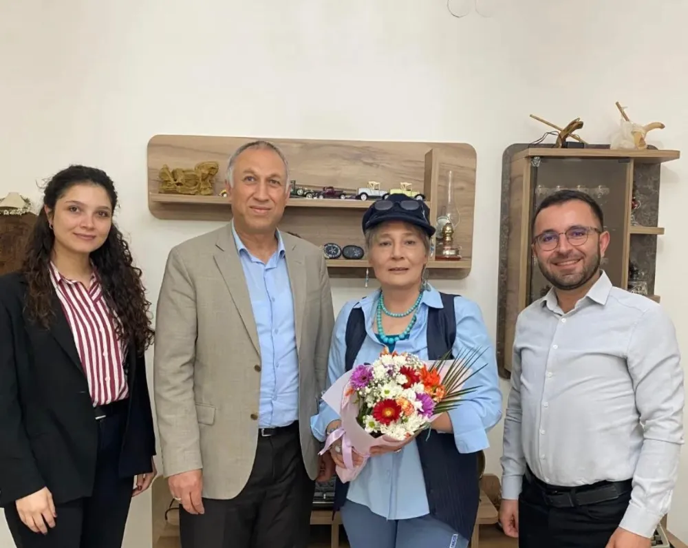 BOR KÜTÜPHANE ÇALIŞANLARINDAN YAZAR ÜLKÜ DEMİRAY’A ANLAMLI ZİYARET