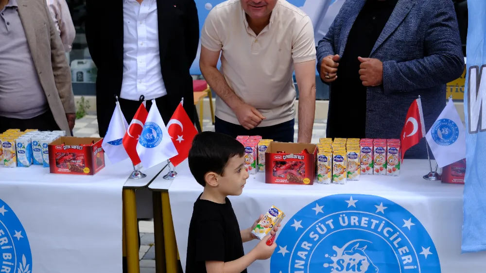 DÜNYA SÜT GÜNÜ’NDE ÜCRETSİZ SÜT DAĞITILDI