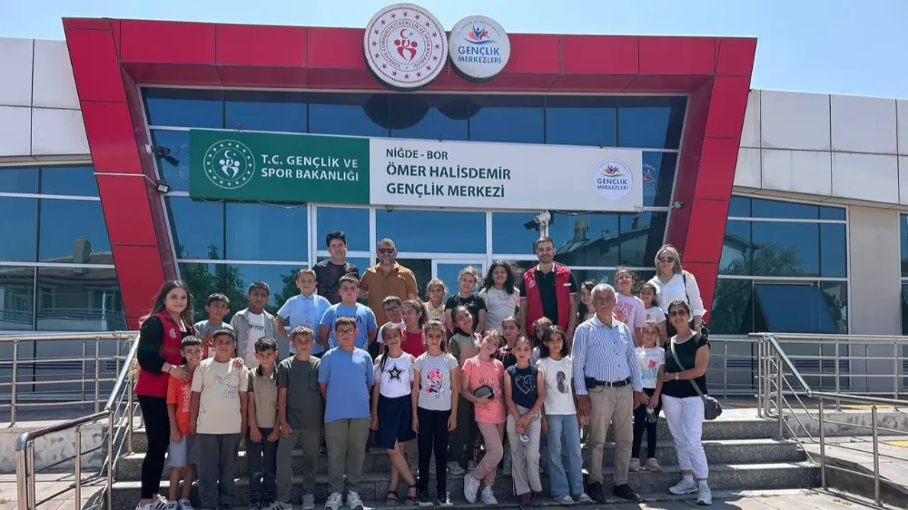 MİNİK ÖĞRENCİLERDEN GENÇLİK MERKEZİNE NEŞELİ ZİYARET