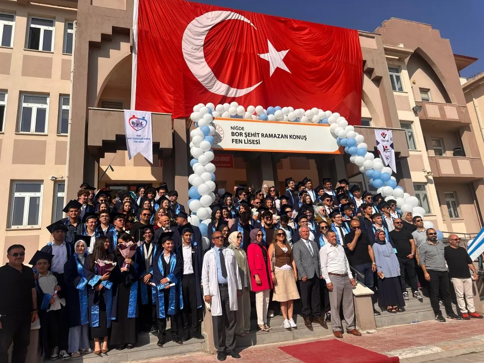 BOR FEN LİSESİ’NDE MEZUNİYET SEVİNCİ