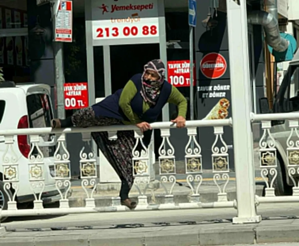 NİĞDE’DE YAYA GEÇİDİ İHMALİ TRABZANDAN ATLAMAK ALIŞKANLIK HALİNE GELDİ