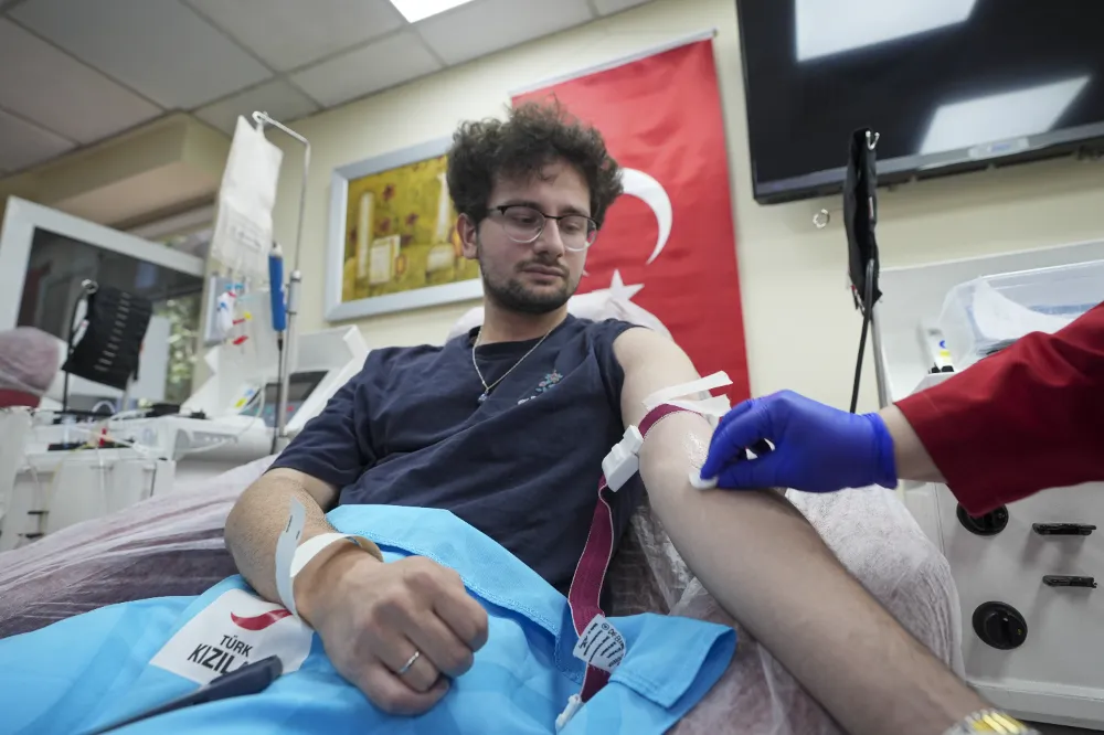 GÖNÜLLÜ BAĞIŞÇILAR KANLARIYLA HAYAT KURTARIYOR