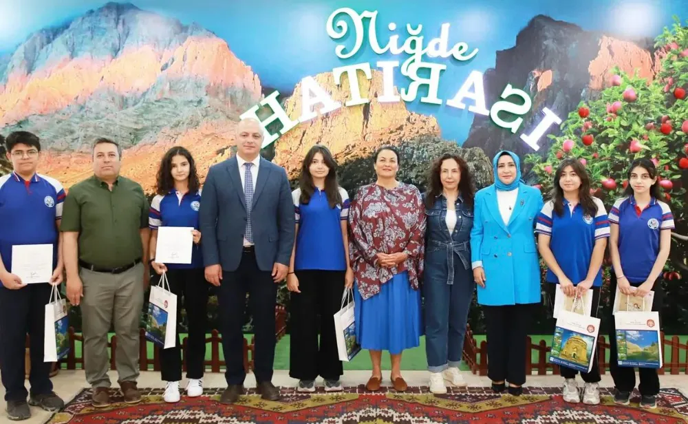 NİĞDELİ ÖĞRENCİLERDEN “MUTLU ÇOCUK YÜZLERİ” SERGİSİNE ANLAMLI KATKI 