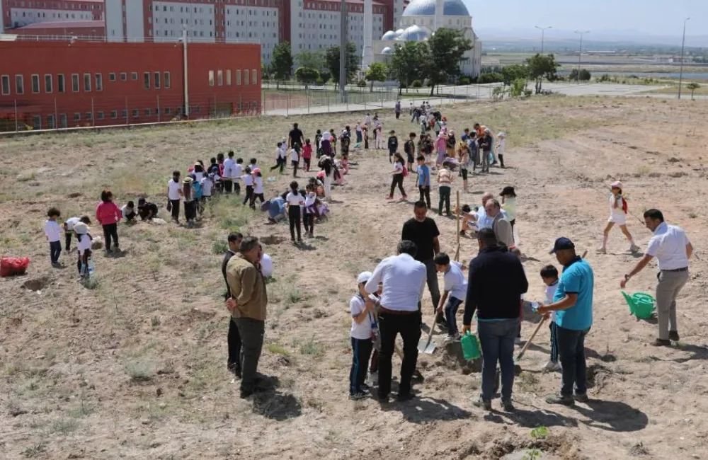 ÖĞRENCİLER GELECEĞE NEFES OLDU NÖHÜ’DE FİDAN DİKİM ETKİNLİĞİ DÜZENLENDİ