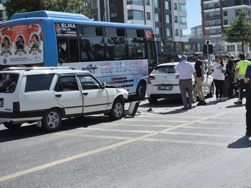 NİĞDE BOR YOLUNDA ZİNCİRLEME TRAFİK KAZASI: YARALILAR VAR