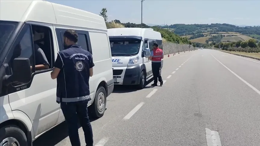 15 GÖÇMEN KAÇAKÇISI VE 446 DÜZENSİZ GÖÇMEN YAKALANDI