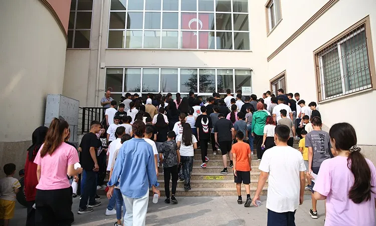 YKS BAŞLADI ÖĞRENCİLER TYT OTURUMUNDA TER DÖKÜYOR