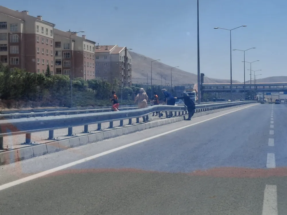 NİĞDE’DE ÜST GEÇİTİ KULLANMADILAR, TRAFİĞİ VE CAN GÜVENLİĞİNİ TEHLİKEYE ATTILAR