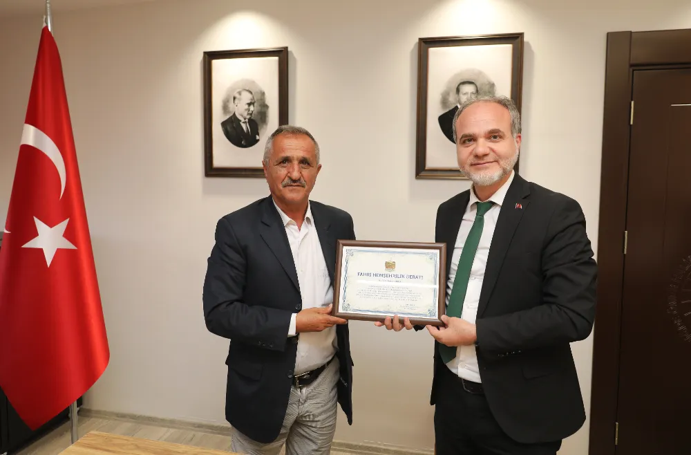 REKTÖR PROF. DR. HASAN USLU’YA FAHRİ HEMŞEHRİLİK BERATI