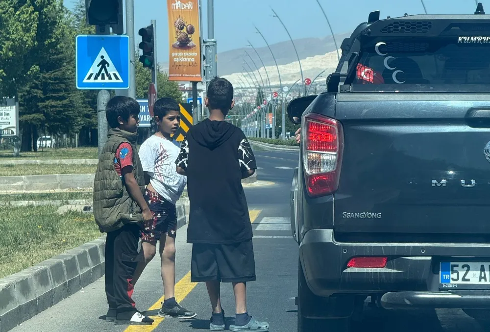  NİĞDE’DE TRAFİK IŞIKLARINDA ÇOCUK DİLENCİ SAYISI ARTIYOR