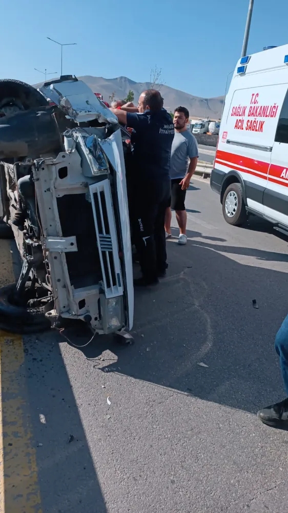 NİĞDE’DE  KONTROLÜ KAYBEDEN ŞOFÖR BARIYERLERE ÇARPTI, ARAÇ YAN YATTI (VİDEO HABER)
