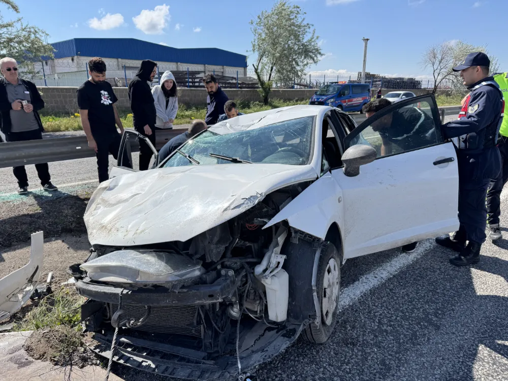  OTOMOBİL BARİYERE ÇARPTI: 4 YARALI